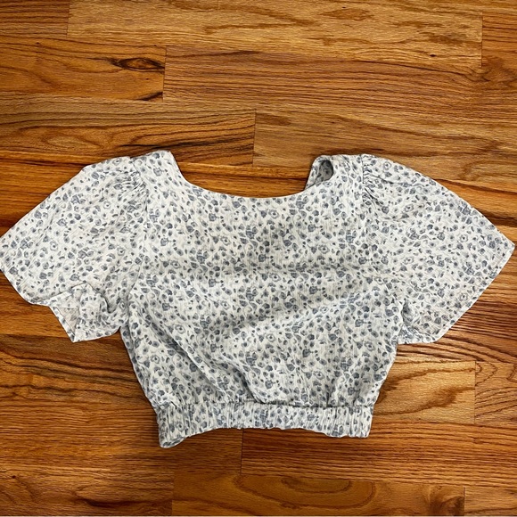 Abercrombie knot front flutter sleeve crop top - Picture 2 of 4